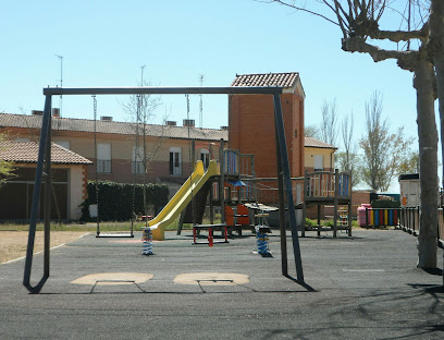 Imagen de Parque infantil calle Cardadores situado en Villarramiel, Palencia