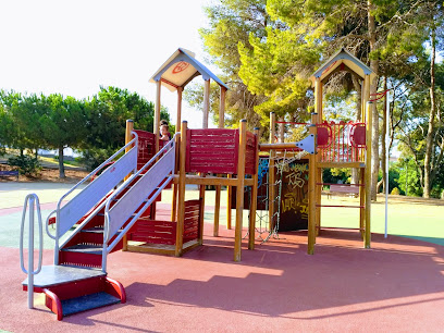 Imagen de Parque infantil con sombra de Pinos situado en Calafell, Tarragona