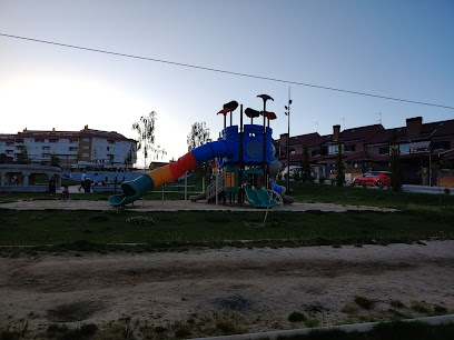 Imagen de Parque infantil con tobogan y tirolina. situado en Las Navas del Marqués, Ávila