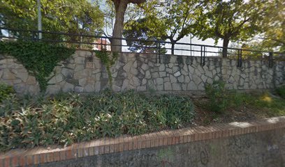 Imagen de Parque infantil de la plaza de los pinos situado en Valls, Tarragona