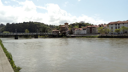 Imagen de Parque infantil y paseo de la ría situado en Unquera, Cantabria