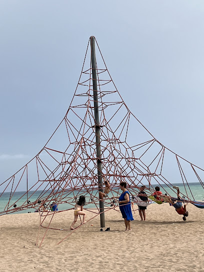 Imagen de Pirámide de redes, juego infantil situado en Badalona, Barcelona