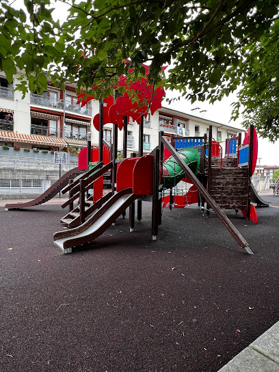 Imagen de Zezen plazako Haur parkea/Parque infantil de Zezen plaza situado en Hondarribia, Gipuzkoa